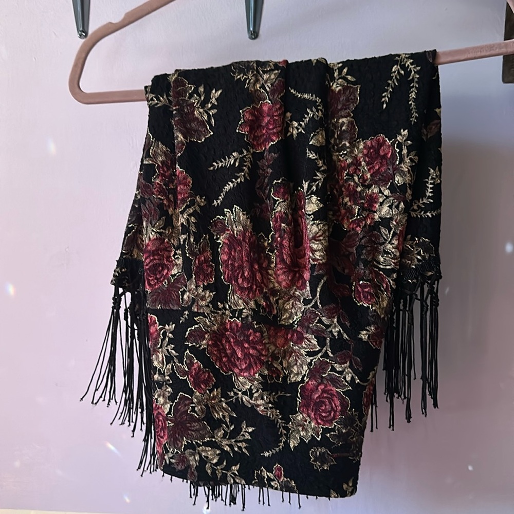 Small flowered skirt with tassels.